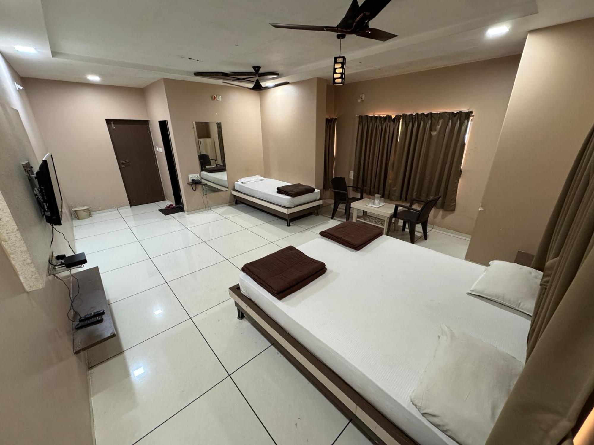 Bardoli Hotel Bluediamond מראה חיצוני תמונה